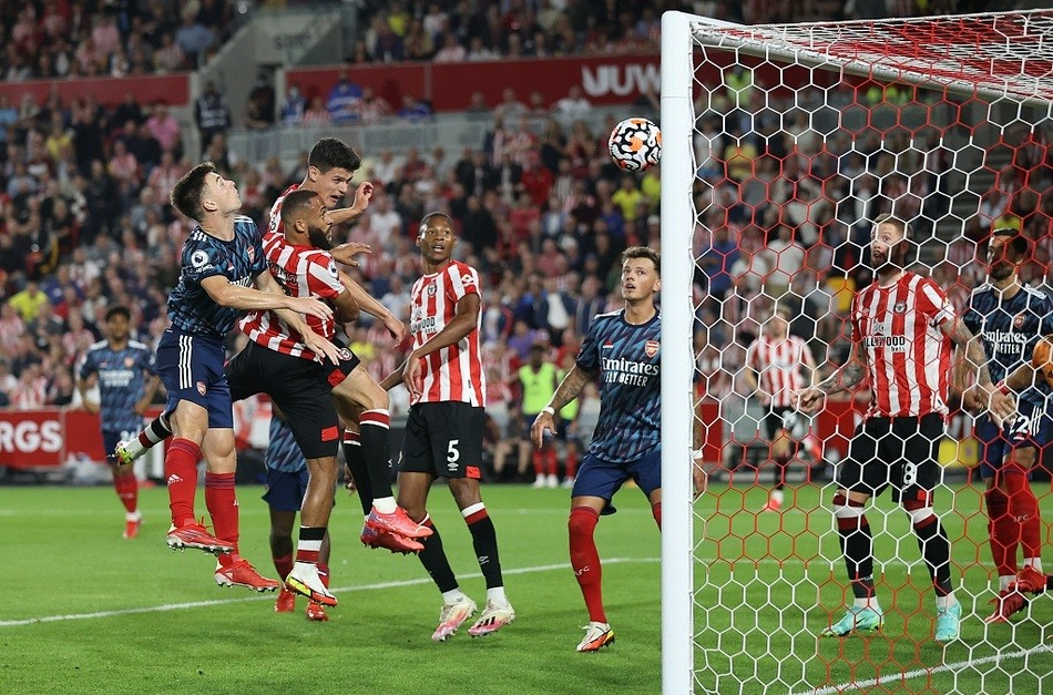  曼联防守漏洞频现，憾平布伦特福德失良机